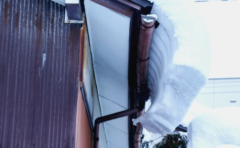 屋根に厚く積もった雪